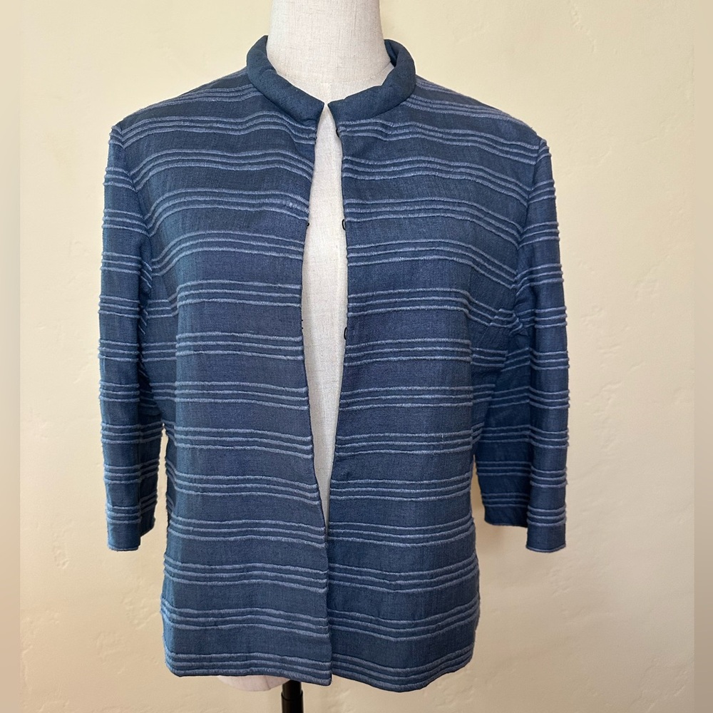 Akris Punto bracelet sleeve short silk jacket in a denim blue color Fits 4/6